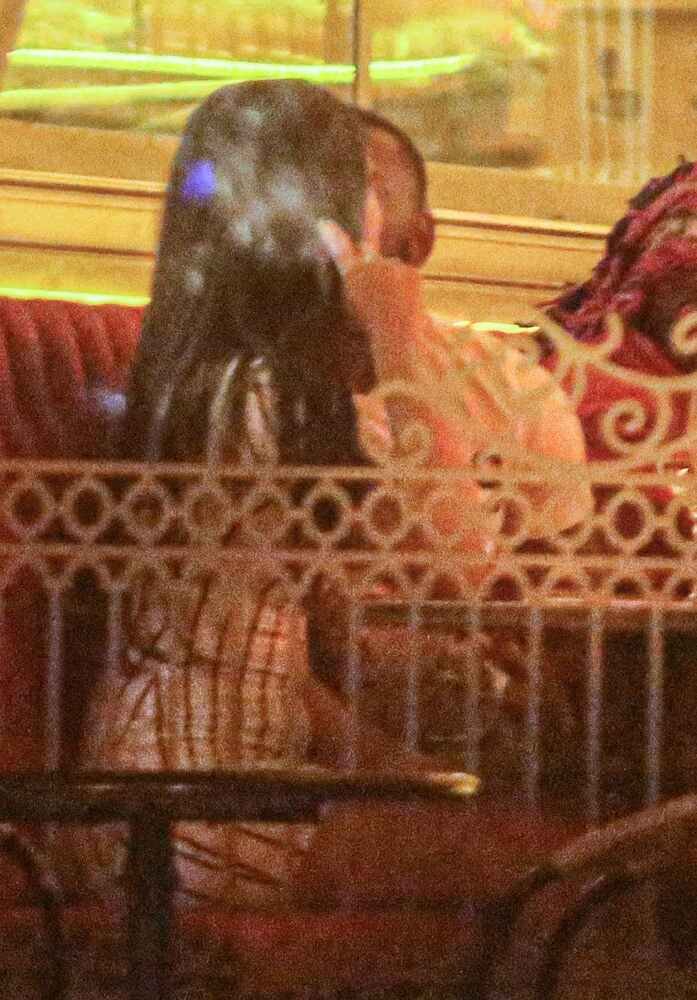 Nego do Borel troca beijos com mulher em restaurante do Rio de Janeiro 