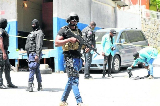 Policiais e peritos forenses buscam evidências do lado de fora da residência presidencial, no bairro de Pétion-Ville: crime misterioso