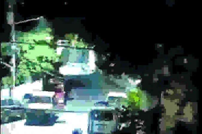 Câmeras de segurança mostram avanço dos assassinos, pouco antes da invasão ao imóvel