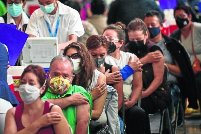 População vacinada no México: especialistas cogitam que, no futuro, será preciso desenvolver vacinas regionais - (crédito: Pedro Pardo/AFP - 11/5/21) População vacinada no México: especialistas cogitam que, no futuro, será preciso desenvolver vacinas regionais - (crédito: Pedro Pardo/AFP - 11/5/21)
