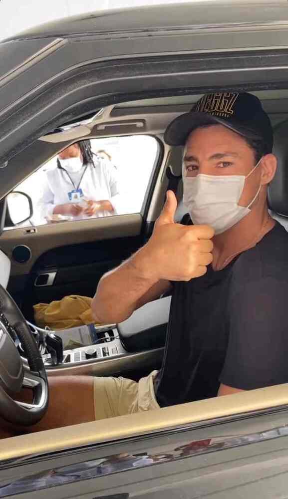 Cau&atilde; Reymond recebe vacina contra covid-19