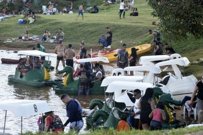 Movimentação de banhistas na orla da Ponte JK. Aglomerações em plena pandemia de covid-19 -  (crédito: Minervino Júnior/CB/D.A Press)