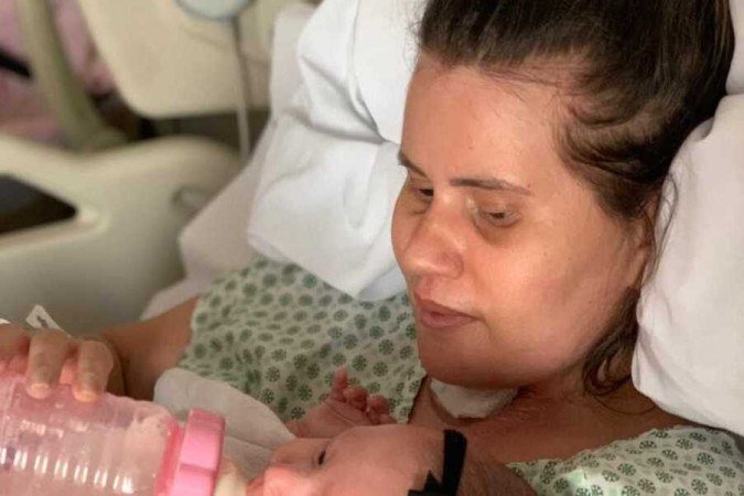 Dois meses após o parto, Maria pode, finalmente, tocar, abraçar e amamentar a filha