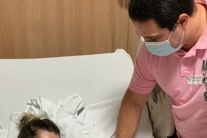 Balões e bolo de festa foram escolhidos para comemorar a alta de Maria e o mesversário do bebê 