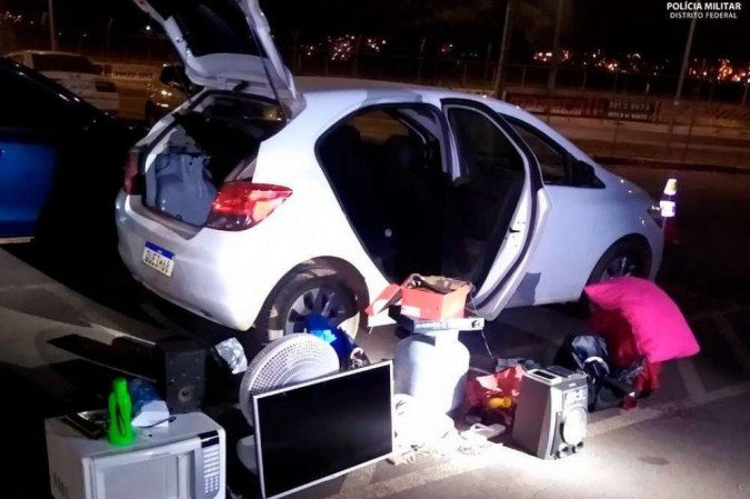 Objetos da casa estavam sendo colocados pelos criminosos em um veículo  -  (crédito: PMDF)
