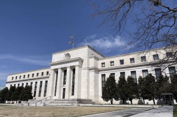 Segundo especialistas, a redução dos juros pelo Fed tem como objetivo aliviar as condições financeiras e estimular o crescimento econômico -  (crédito: DANIEL SLIM / AFP)