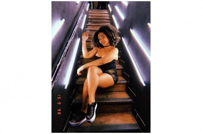 A influenciadora Carol Wanze lamenta o fato de ainda existirem poucos locais especializados em tratar peles negras