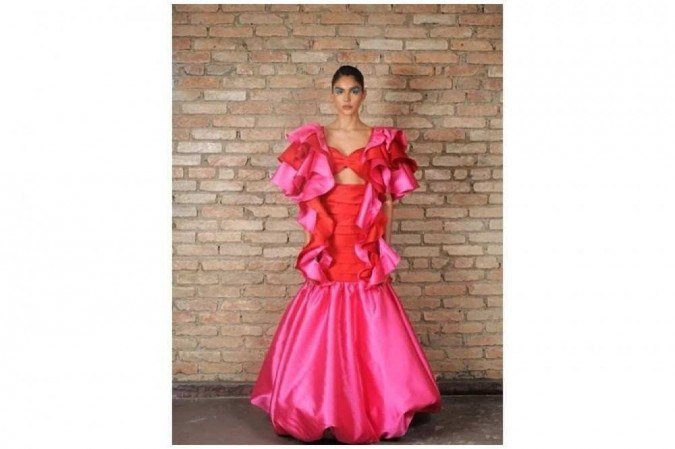 Juliana Jabour ousou ao desfilar um look vermelho e rosa na última edição do SPFW