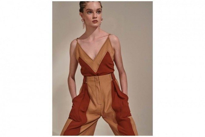 O estilista Luiz Cláudio Silva apostou no bicolor em tons terrosos durante o SPFW 