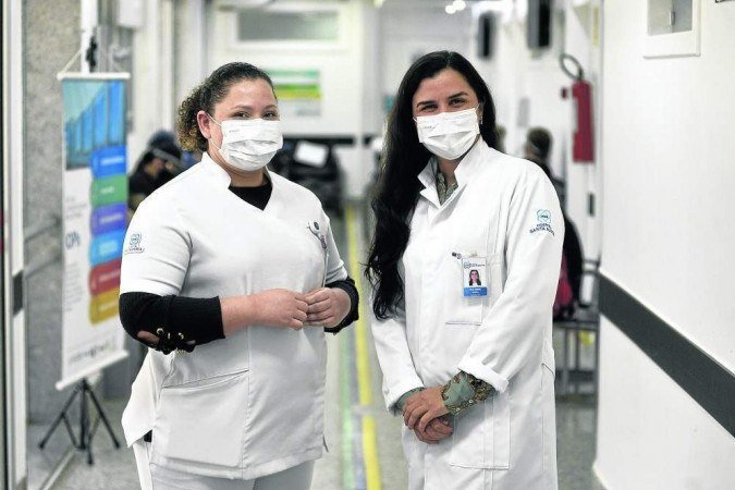 A enfermeira Luana de Miranda (E) com a intensivista Adeles Vasconcelos: parceiras na linha de frente, durante o tratamento e até a recuperação -  (crédito: Minervino Júnior/CB/D.A Press)