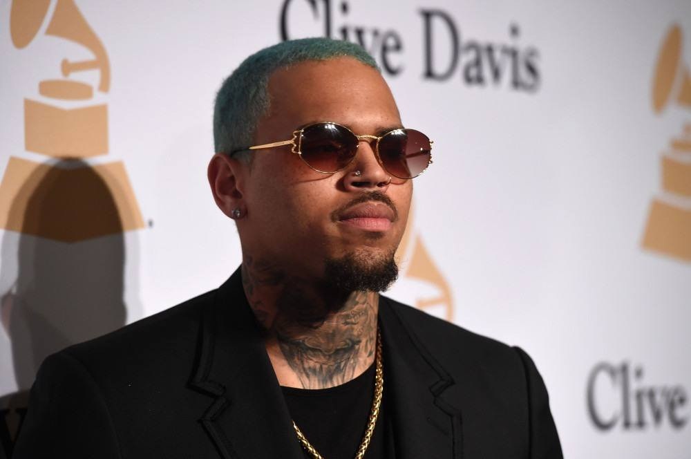 Chris Brown é acusado de dopar e estuprar cantora durante festa em iate 