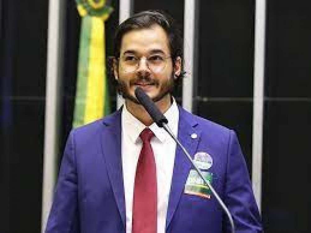 Túlio Gadelha reúne queixas de estudantes que não conseguiram isenção do Enem