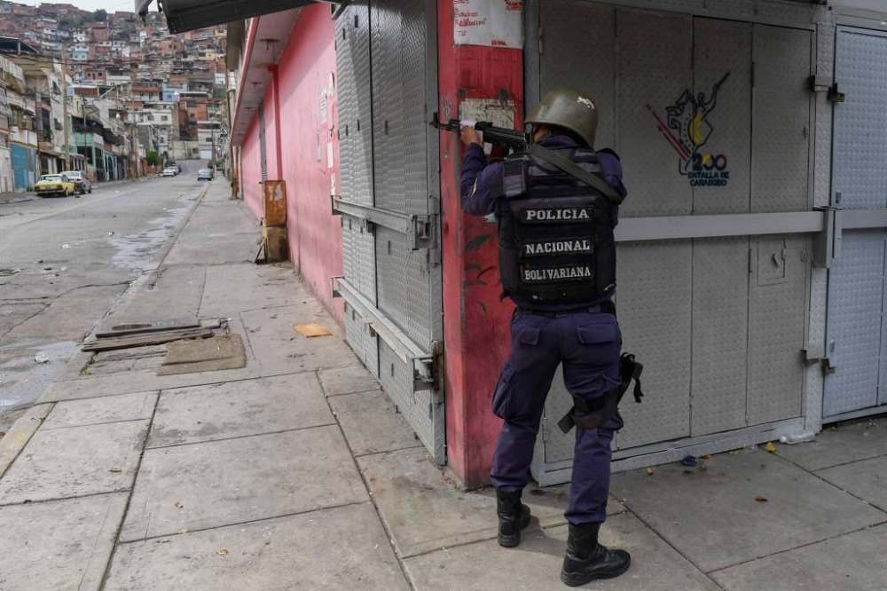Confrontos entre gangues e polícia venezuelana deixam 26 mortos em Caracas 