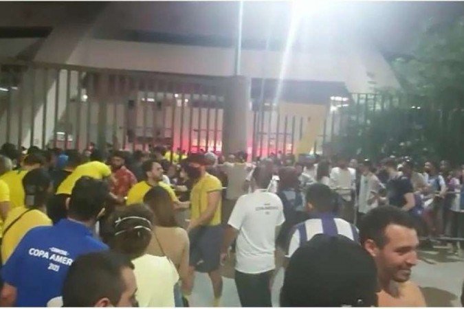 Aglomeração na entrada do estádio Maracanã, no Rio de Janeiro, antes da final da Copa América entre Brasil e Argentina - (crédito: Danilo Queiroz) Aglomeração na entrada do estádio Maracanã, no Rio de Janeiro, antes da final da Copa América entre Brasil e Argentina - (crédito: Danilo Queiroz)