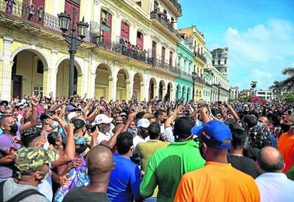 Na Cidade Velha de Havana, cubanos se unem aos gritos de 'Abaixo a ditadura': economia e número recorde de casos da covid-19 agravam a crise -  (crédito: Yamil Lage/AFP)