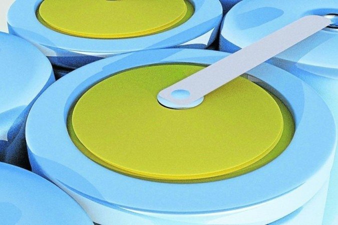 
Anodo de uma bateria de íon-lítio (esquerda): separação ultrassônica resulta em matéria-prima (direita) para novas pilhas