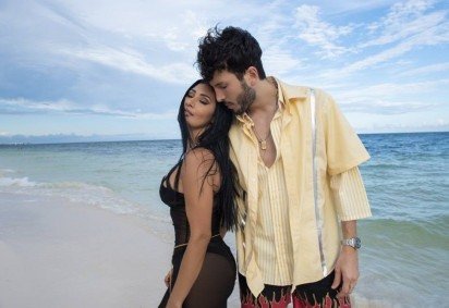 No clipe gravado no México, Simaria interage com Sebastián Yatra -  (crédito: Divulgação)