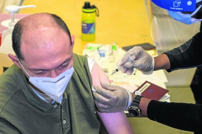 Vacinação com fórmula da Janssen: outros imunizantes, como o da gripe e o da febre amarela, também pode estar ligados à síndrome - (crédito: Angela Weiss/AFP) Vacinação com fórmula da Janssen: outros imunizantes, como o da gripe e o da febre amarela, também pode estar ligados à síndrome - (crédito: Angela Weiss/AFP)