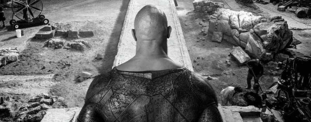 The Rock divulga foto do set e traje de Adão Negro; Confira