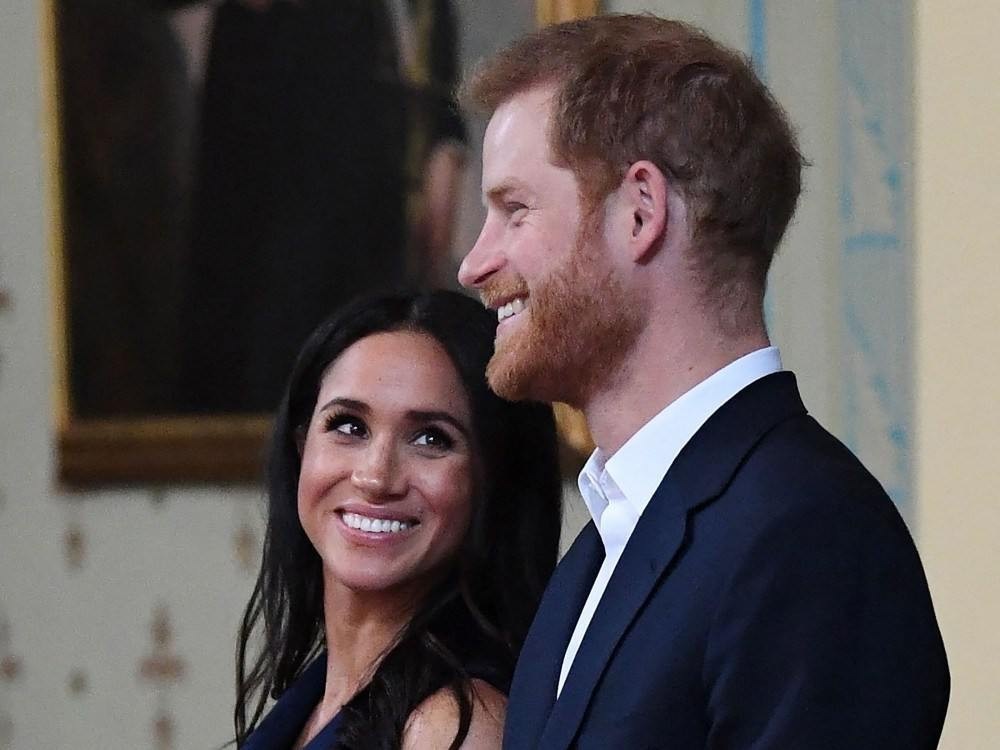 Príncipe Harry e Meghan são perseguidos por paparazzi e quase sofrem acidente