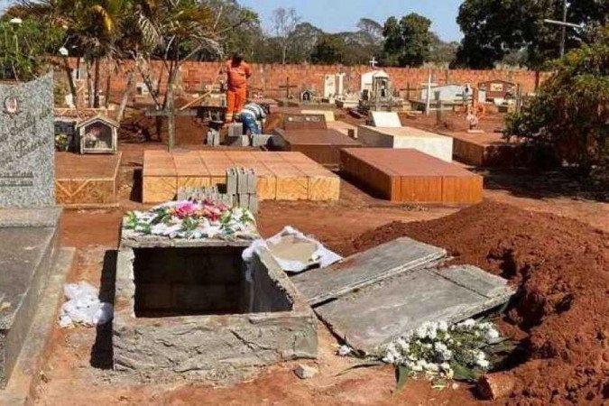 Túmulo aberto foi descoberto por prestador de serviços do município -  (crédito: Reprodução/TV Paranaíba)