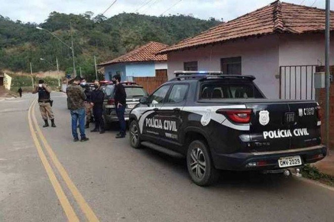 Policiais civis e militares cumprindo mandado de busca e apreensão contra o ex-secretário Anderson 