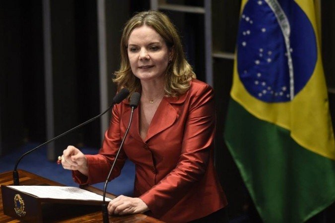 Após a nomeação de Gleisi, o dólar voltou ao maior patamar desde o início de fevereiro, próximo a R$ 5,90 - (crédito: Ed Alves/CB/D.A. Press) Após a nomeação de Gleisi, o dólar voltou ao maior patamar desde o início de fevereiro, próximo a R$ 5,90 - (crédito: Ed Alves/CB/D.A. Press)