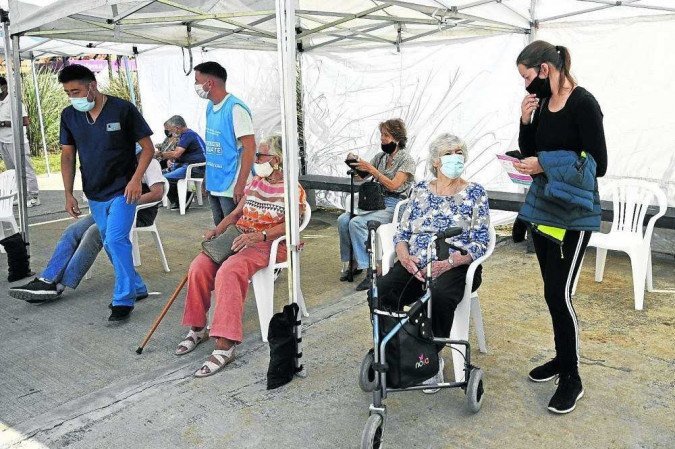 Resultados foram obtidos na Argentina: produção de anticorpos em 90% dos vacinados - (crédito: Juan Mabromata/AFP - 15/4/21) Resultados foram obtidos na Argentina: produção de anticorpos em 90% dos vacinados - (crédito: Juan Mabromata/AFP - 15/4/21)