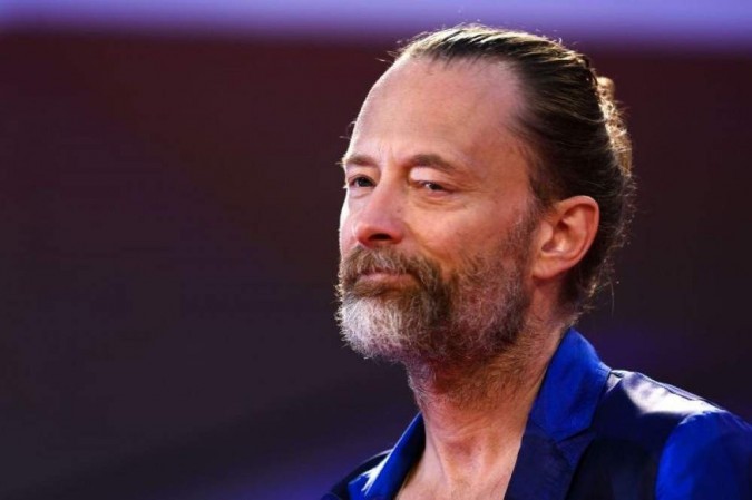 Acústico e dessincronizado, Thom Yorke apresenta nova versão de 'Creep'