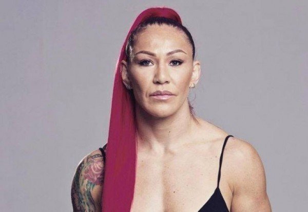 Campeã de MMA, Cris Cyborg chama DJ Ivis para luta: 