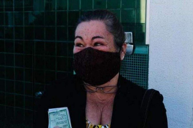 Gilcineia Fernandes, de 61 anos, chorou a morte do filho enquanto aguardava vacinação em BH -  (crédito: Edésio Ferreira/EM/D.A Press)