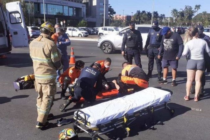 Motociclista quebra a perna em acidente de trânsito no Eixo Monumental