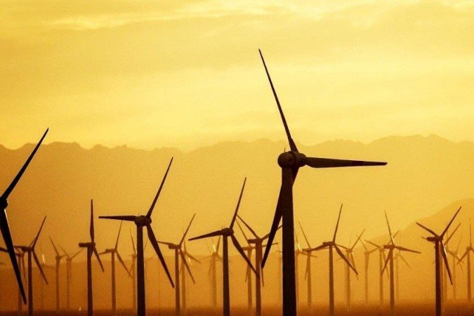 Campo de energia eólica em Urumqi, na província de Xinjiang: programa do governo de Xi Jinping firma engajamento com fontes limpas - (crédito: China OUT / AFP / STR) Campo de energia eólica em Urumqi, na província de Xinjiang: programa do governo de Xi Jinping firma engajamento com fontes limpas - (crédito: China OUT / AFP / STR)