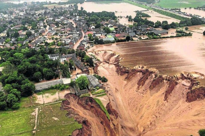 Foto aérea mostra devastação em Erfstadt, também no oeste da Alemanha: deslizamento de terra engoliu casas - (crédito: Bezirksregierung Köln/Rhein-Erft-Kreis) Foto aérea mostra devastação em Erfstadt, também no oeste da Alemanha: deslizamento de terra engoliu casas - (crédito: Bezirksregierung Köln/Rhein-Erft-Kreis)