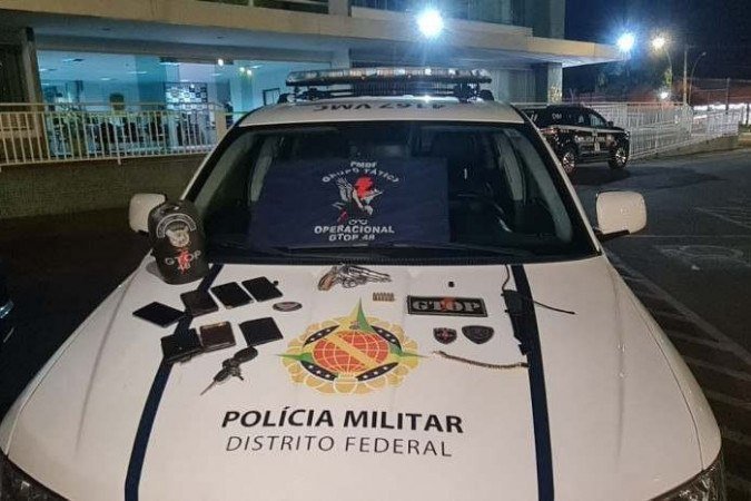 Com os jovens, a polícia encontrou uma arma carregada com munições -  (crédito: Divulgação/PMDF)