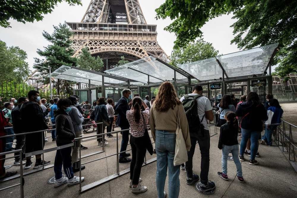 Torre Eiffel reabre após mais de oito meses fechada pela pandemia