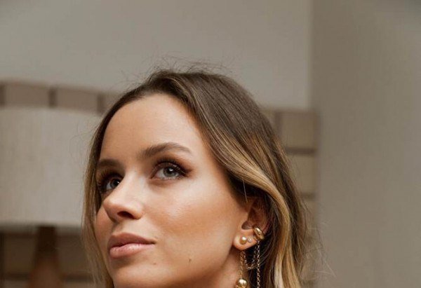  Carolina Adriano, 25, arquiteta e influenciadora digital, usando joias de Stella Guerra.