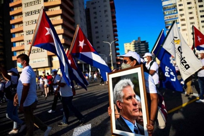 Governo de Cuba reúne apoiadores após grandes protestos