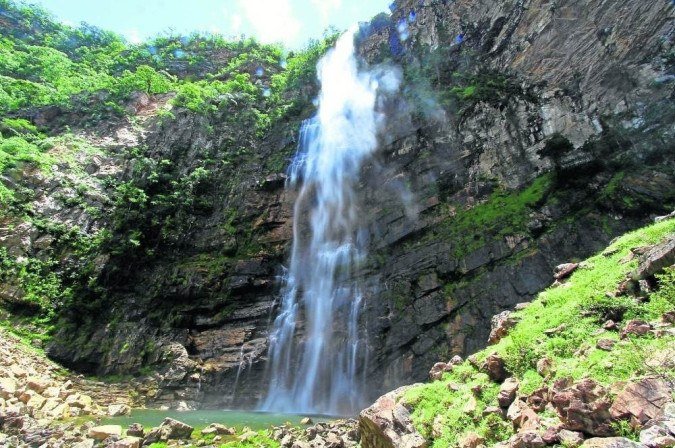 Cachoeira do Label, com 187 metros de altura, é a mais alta de Goiás: água cristalina, diversos poços para banho e preservação ambiental - (crédito: Ion David/Travessia Ecoturismo) Cachoeira do Label, com 187 metros de altura, é a mais alta de Goiás: água cristalina, diversos poços para banho e preservação ambiental - (crédito: Ion David/Travessia Ecoturismo)