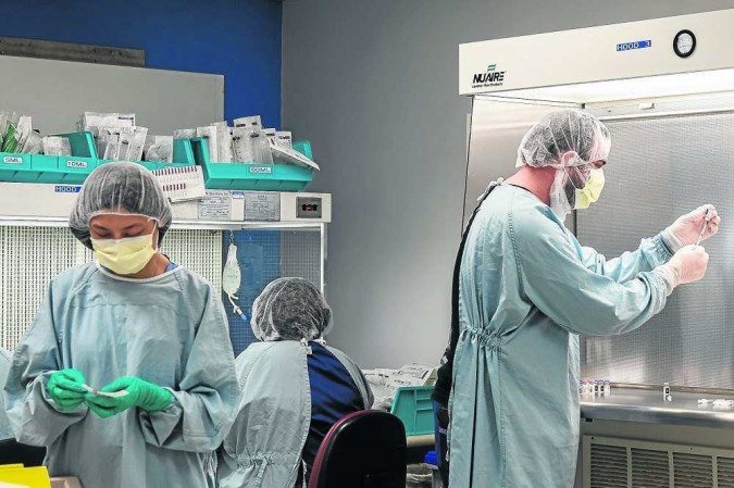 Profissional prepara dose da Pfizer em posto de imunização na cidade americana de San Diego, Califórnia: benefícios ampliados - (crédito: Ariana Drehsler/AFP - 15/12/20) Profissional prepara dose da Pfizer em posto de imunização na cidade americana de San Diego, Califórnia: benefícios ampliados - (crédito: Ariana Drehsler/AFP - 15/12/20)
