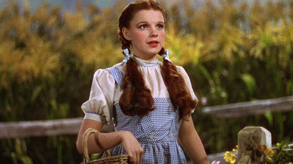 Vestido de Judy Garland em  ‘O Mágico de Oz’ é encontrado após 40 anos