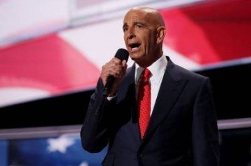 (FILES) In this file photo taken on July 21, 2016 Tom Barrack, former Deputy Interior Undersecretary in the Reagan administration, delivers a speech on the fourth day of the Republican National Convention at the Quicken Loans Arena in Cleveland, Ohio.  Thomas Barrack, a close ally to former US president Donald Trump and one of his top fundraisers, was arrested and charged July 20, 2021 with not disclosing his lobbying on behalf of a foreign government. / AFP / GETTY IMAGES NORTH AMERICA / CHIP SOMODEVILLA -  (crédito: CHIP SOMODEVILLA)