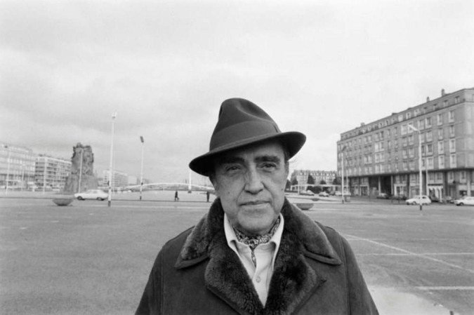 Oscar Niemeyer em foto tirada em fevereiro de 1977 - (crédito: STAFF/AFP) Oscar Niemeyer em foto tirada em fevereiro de 1977 - (crédito: STAFF/AFP)