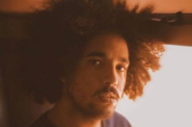 Filho de 
Alexandre Carlo 
do Natiruts, Pedro Alex lança o álbum de 
estreia Vibrações