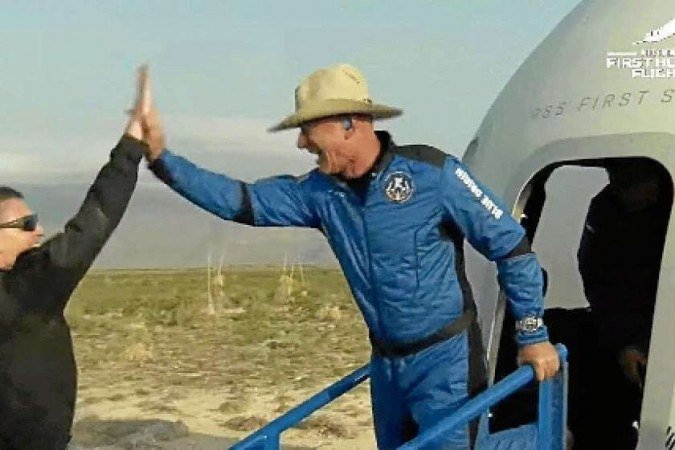 O foguete decolou do Texas, na manhã de ontem, e se separou da cápsula onde a tripulação ficou alguns minutos sem gravidade. Jeff Bezos comemorou o pouso bem-sucedido: O foguete decolou do Texas, na manhã de ontem, e se separou da cápsula onde a tripulação ficou alguns minutos sem gravidade. Jeff Bezos comemorou o pouso bem-sucedido: