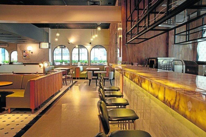 Casa traz um ambiente arrojado, com luz natural e um toque do inglês