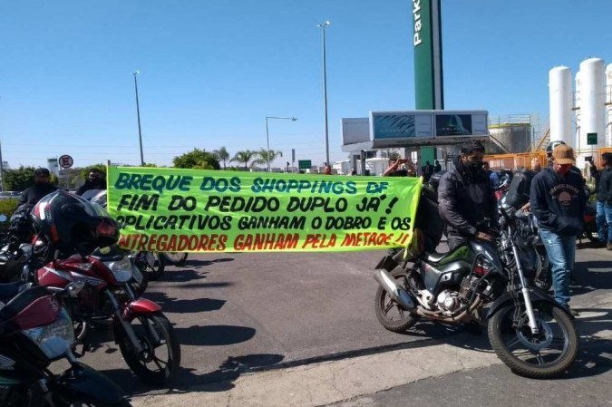 O motoboy Everton foi humilhado por sócio do restaurante Abbraccio enquanto carregava o celular - (crédito: Manifestação motoboys) O motoboy Everton foi humilhado por sócio do restaurante Abbraccio enquanto carregava o celular - (crédito: Manifestação motoboys)