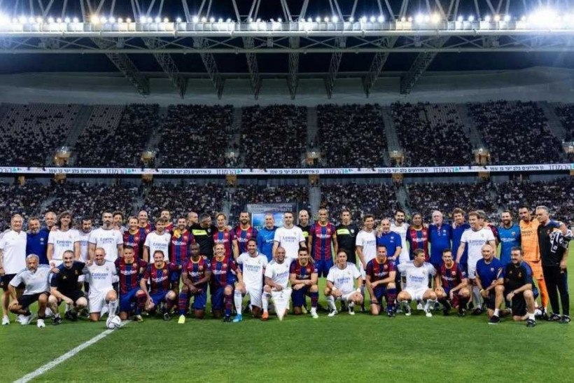 Ronaldinho Gaúcho dá show em jogo de lendas de Barcelona e Real Madrid