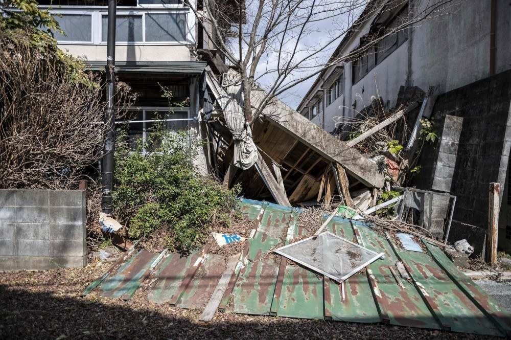 Esta foto tirada em 27 de fevereiro de 2021 mostra uma casa abandonada dentro da zona de exclusão em Okuma, Prefeitura de Fukushima