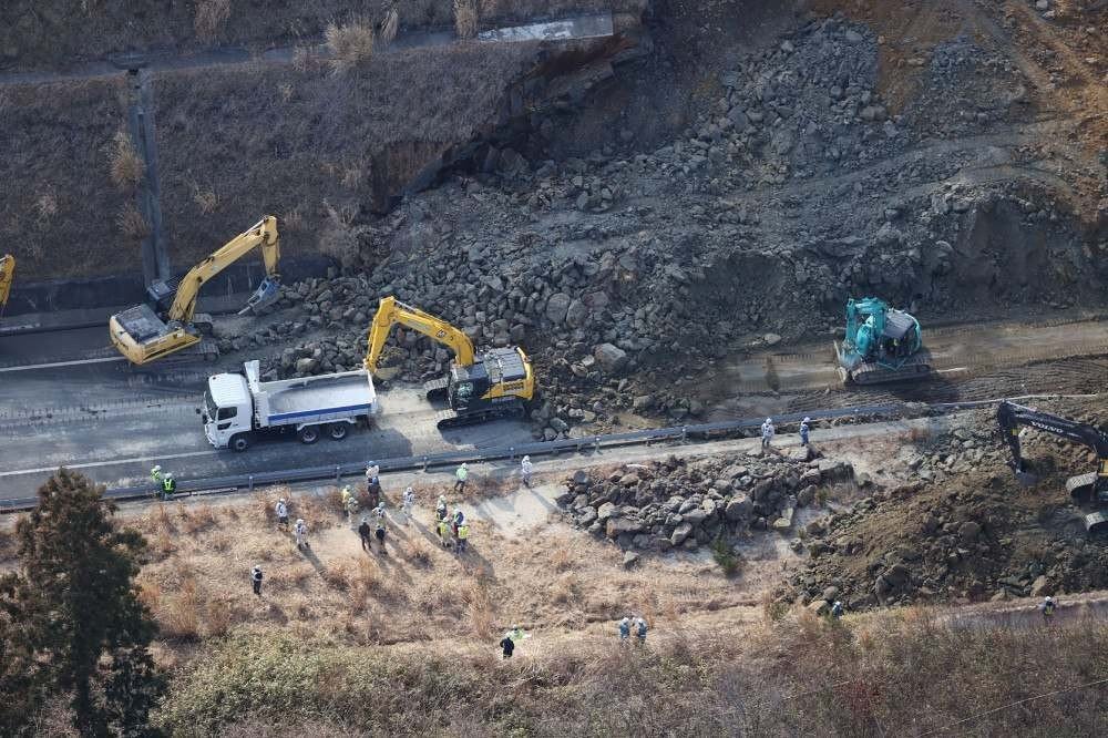 Esta foto aérea tirada de uma aeronave fretada pela Jiji Press mostra o local do deslizamento na via expressa Joban em Soma, Fukushima